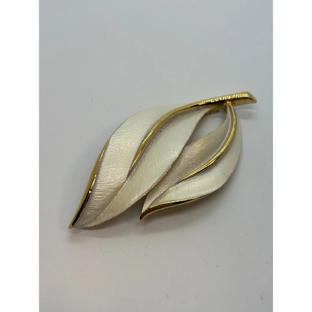 Vintage‎ Brooch Gold Tone and Enamel Signed Sarah Coventry Twisted Leaf